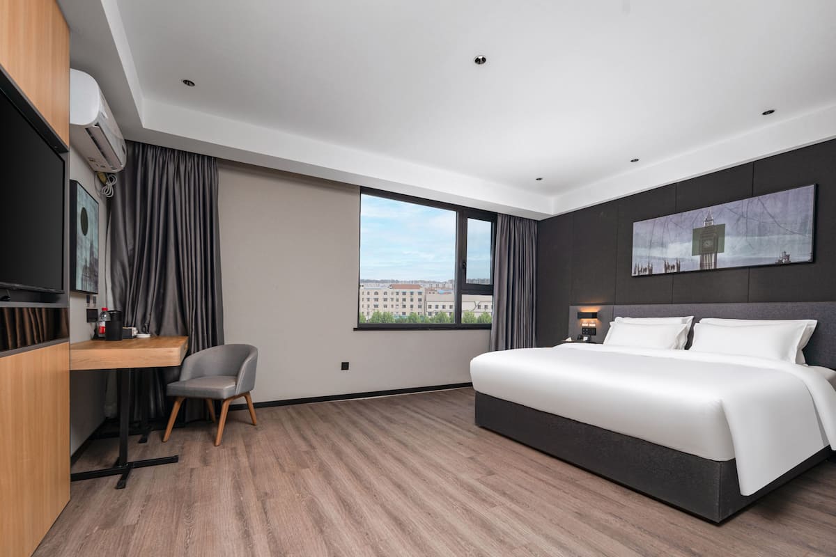 Premium Room | Premium bedding, down comforters, pillowtop beds, desk