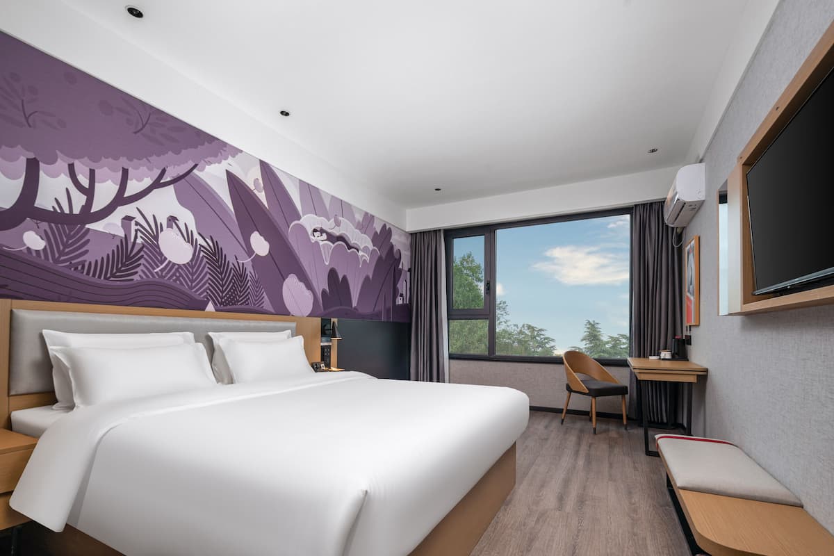 Deluxe Room | Premium bedding, down comforters, pillowtop beds, desk