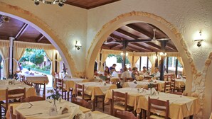 Un restaurante con varias mesas y sillas, cada una con un número.