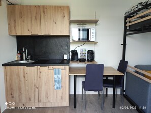 Refrigerador, tetera eléctrica, tostadora y utensilios de cocina 