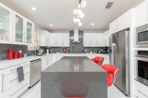 Fridge, microwave, oven, stovetop - Luxury Gated Home with Mini Golf (Tampa)