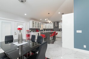 Dining - Luxury Gated Home with Mini Golf (Tampa)