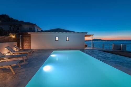 Astarte Villas - Bleu Beach Front Villa with Pool