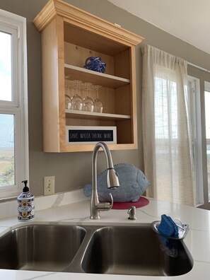 Combined shower/bathtub, hair dryer, towels