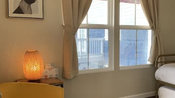 3 habitaciones, tabla de planchar con plancha, internet y ropa de cama
