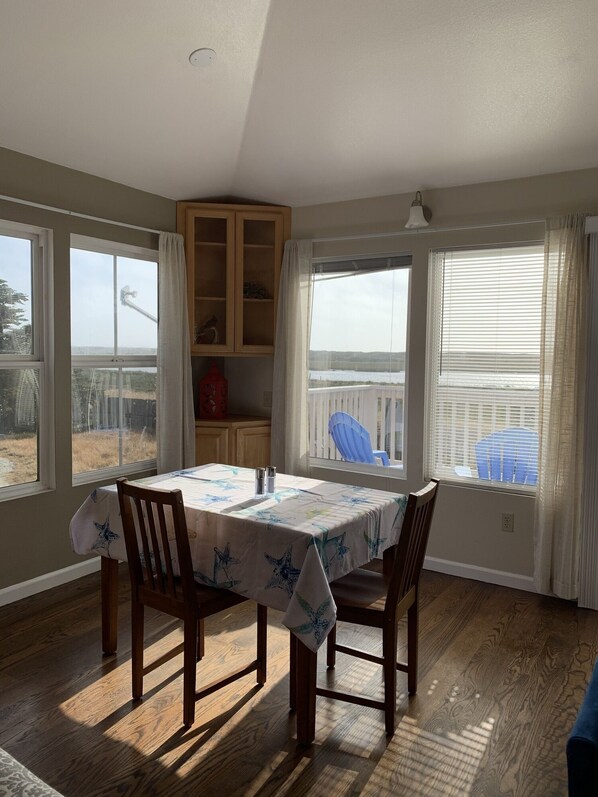 Dining - Near Beach and Beautiful Views (Monterey)