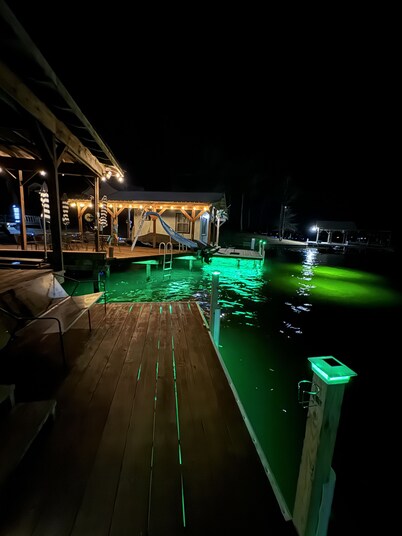 Luxury lake escape- golf cart,private beach area,boathouse,fishing lights,kayaks