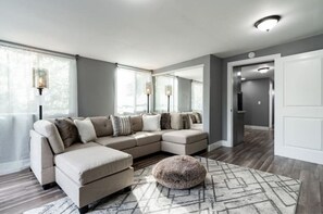 Smart-TV, Kamin, Bücher