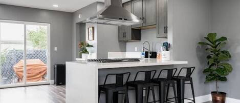 Kühlschrank, Mikrowelle, Ofen, Herdplatte