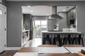 Kühlschrank, Mikrowelle, Ofen, Herdplatte