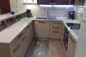 Hus | Eget kjøkken | Kjøleskap, mikrobølgeovn, ovn og kokeplater