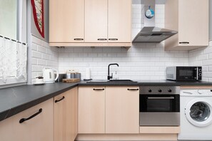 Mikroaaltouuni, astianpesukone, kahvin-/teenkeitin