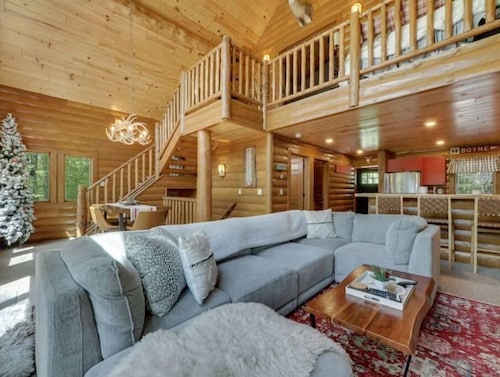 Boyne Mountain Cabin Upscale/Cozy
Close to Golf, Ski In/Out 4-bedroom w/Hot Tub