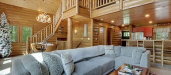 Boyne Mountain Cabin Upscale/Cozy
Close to Golf, Ski In/Out 4-bedroom w/Hot Tub