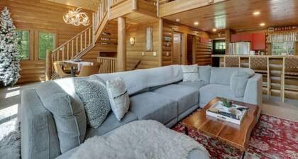 Boyne Mountain Cabin Upscale/Cozy
Close to Golf, Ski In/Out 4-bedroom w/Hot Tub