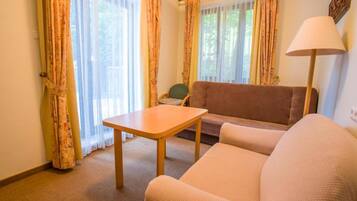Classic Apartment | Desk, laptop workspace, free WiFi, bed sheets