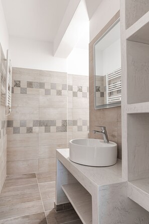 Dusche, Haartrockner, Bademäntel, Hausschuhe