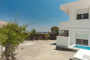 Classic Apartment (Pomegranate) | Soundproofing, iron/ironing board, travel crib, free WiFi - Tree Houses with private jaccuzi (Santorini)