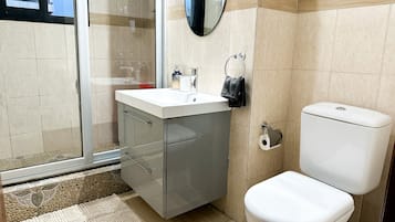 Dusche, Haartrockner, Handtücher