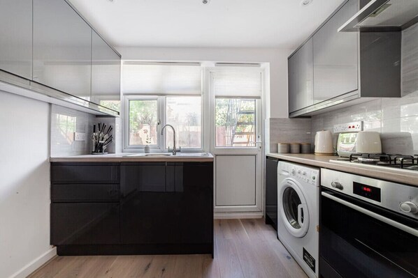 Een koelkast, een oven, een kookplaat, een broodrooster