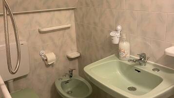 Haartrockner, Bidet, Handtücher, Seife