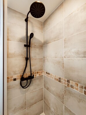 Douche, serviettes fournies, savon, shampoing