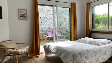 2 habitaciones, cuna de viaje y ropa de cama