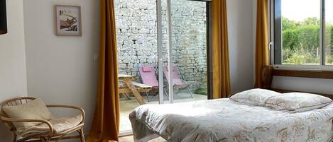 2 bedrooms, travel crib, bed sheets