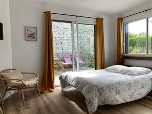 2 slaapkamers, reisbedje, beddengoed