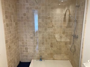 Dusche, Handtücher, Toilettenpapier
