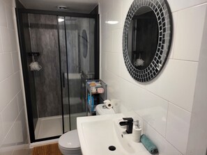 Apartment | Bathroom | Shower, hair dryer, towels - Birmingham Blissful Apartment With 2 Bedrooms (Birmingham)