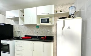 Apartamento | Cozinha privada | Geladeira, micro-ondas, talheres/pratos/utensílios de cozinha