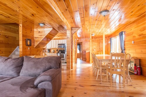 Log House /w Hot tub, Sauna, Bar, Mins to Hunter