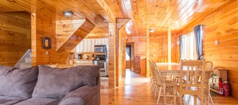 Log House /w Hot tub, Sauna, Bar, Mins to Hunter