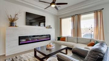 Fernseher, Kamin, Stereoanlage