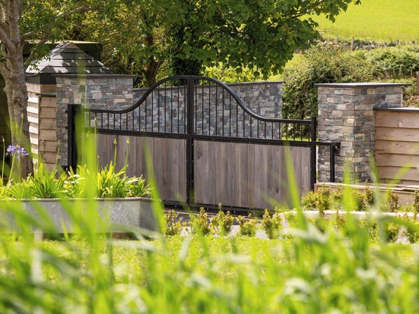 Cottage | Property grounds