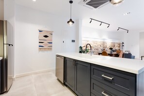 Refrigerador con freezer, microondas, lavavajillas, tostadora