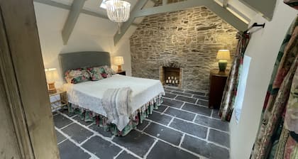 Restored traditional, old world cottage overlooking the sea in Kinsale