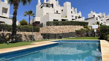 Una piscina al aire libre