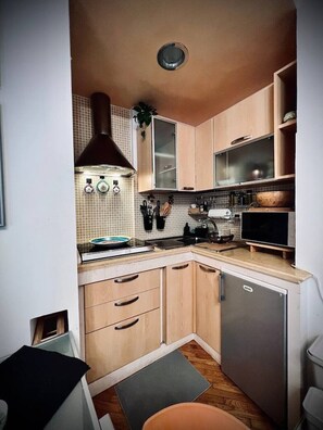 Fridge, microwave, stovetop, coffee/tea maker