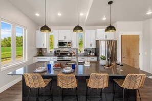 Fridge, microwave, oven, stovetop - Farm Land Flat In Beautiful Bozeman! (Bozeman)