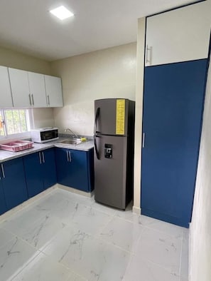 Refrigerador, microondas, parrilla de estufa y cafetera y tetera