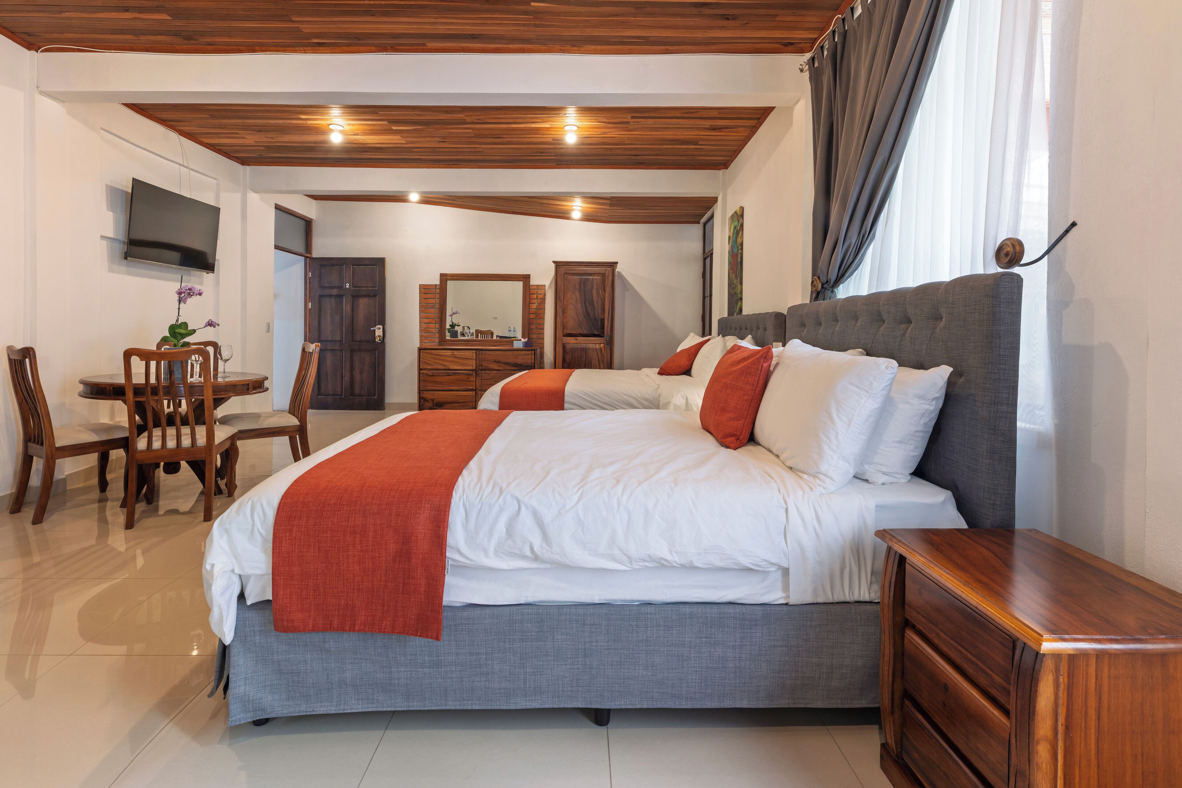 Une chambre avec un grand lit, un bureau et une chaise.