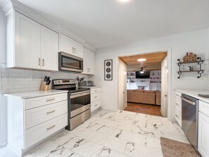 Fridge, microwave, oven, stovetop - 3 min drive to T-town! Big Al Blow Up, 5 TVs, Grill, 2 Living Rms, Bkyd & Patio (Northport)