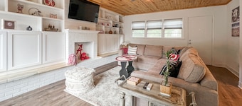 3 min drive to T-town! Big Al Blow Up, 5 TVs, Grill, 2 Living Rms, Bkyd & Patio