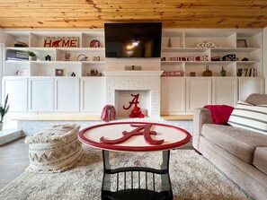 Smart TV, books - 3 min drive to T-town! Big Al Blow Up, 5 TVs, Grill, 2 Living Rms, Bkyd & Patio (Northport)