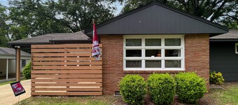 3 min drive to T-town! Big Al Blow Up, 5 TVs, Grill, 2 Living Rms, Bkyd & Patio