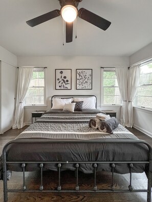 3 bedrooms, desk, iron/ironing board, free WiFi - 3 min drive to T-town! Big Al Blow Up, 5 TVs, Grill, 2 Living Rms, Bkyd & Patio (Northport)