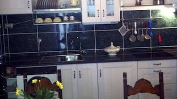 Kühlschrank, Ofen, Herdplatte, Kochgeschirr/Geschirr/Besteck