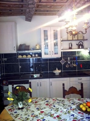 Refrigerador, horno, parrilla de estufa y utensilios de cocina